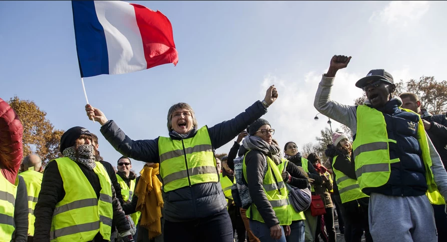 Κίτρινα Γιλέκα: Κλιμακώνεται η ένταση – Δακρυγόνα και κανόνια νερού κατά διαδηλωτών – Δείτε το βίντεο